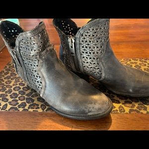 Circle G  Black Distressed Booties